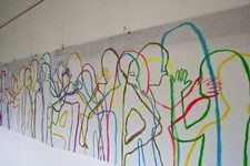 Foto eines langen Bildes mit bunt gezeichneten Umrissen von SchülerInnen